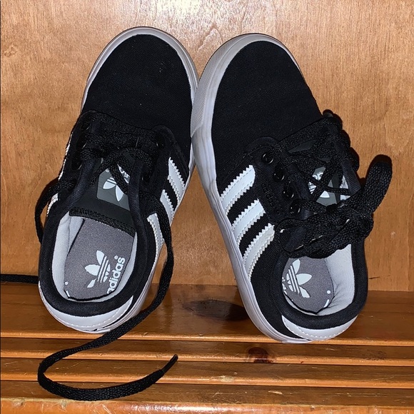 Toddler 10 1/5 Adidas - Picture 2 of 3